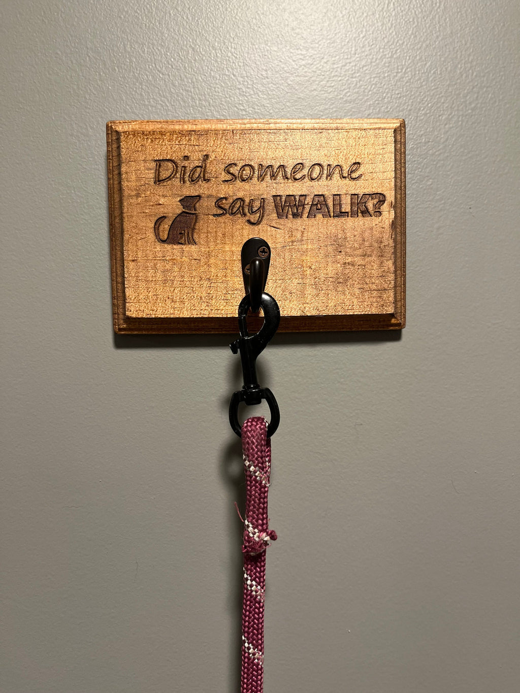 Personalized Dog Leash Hanger – 5” x 7” Wooden Plaque with Brushed Brass Hook