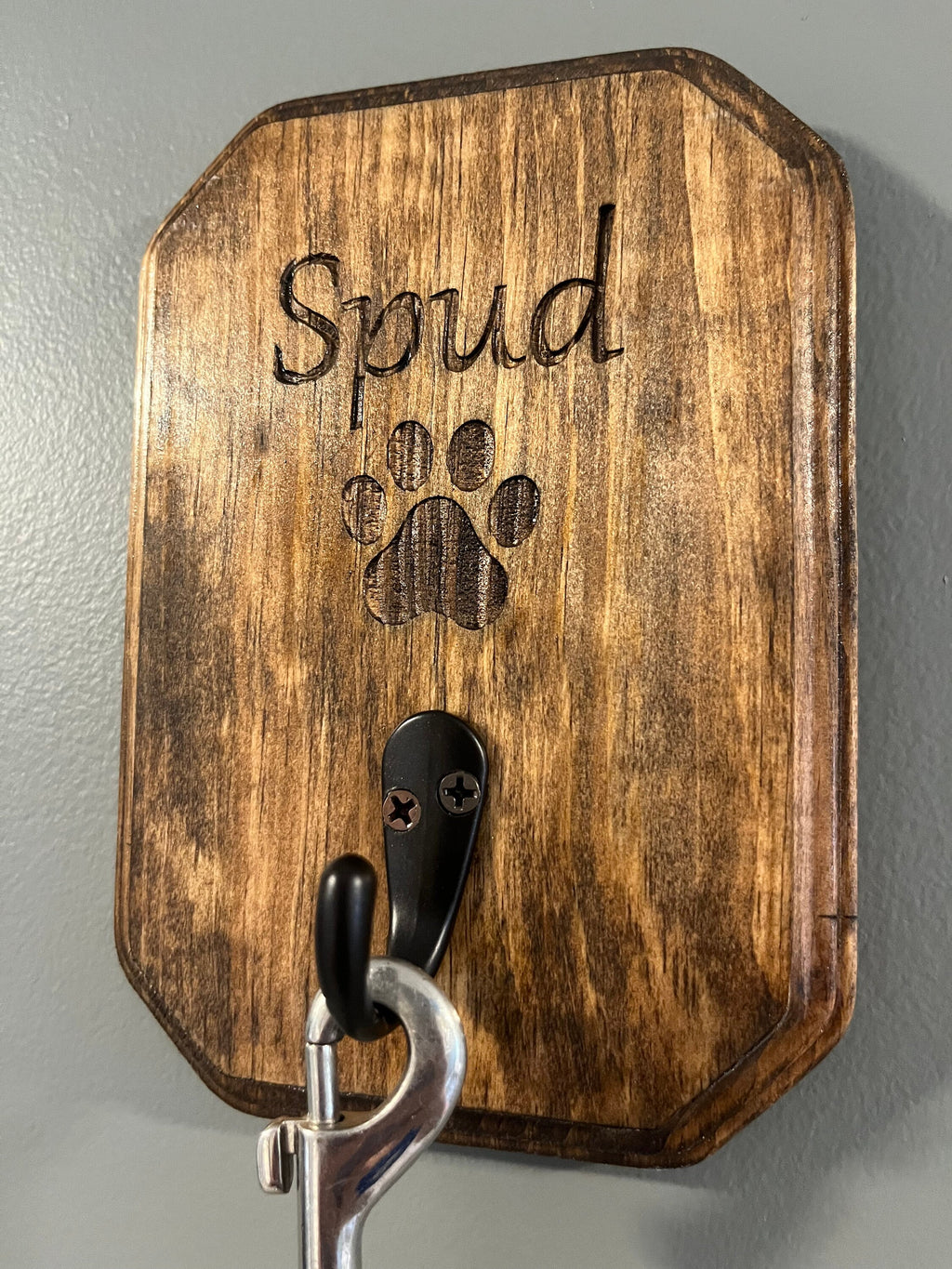 Personalized Dog Leash Hanger – 5” x 7” Wooden Plaque with Brushed Brass Hook